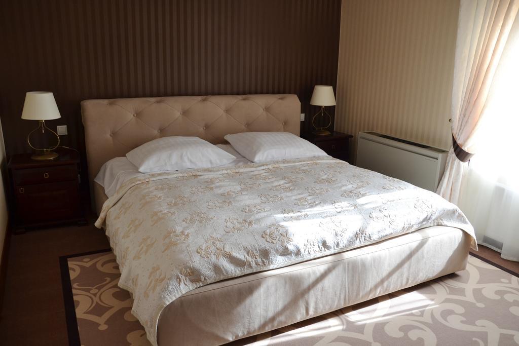 Hotel Nowodworski 莱格尼察 外观 照片