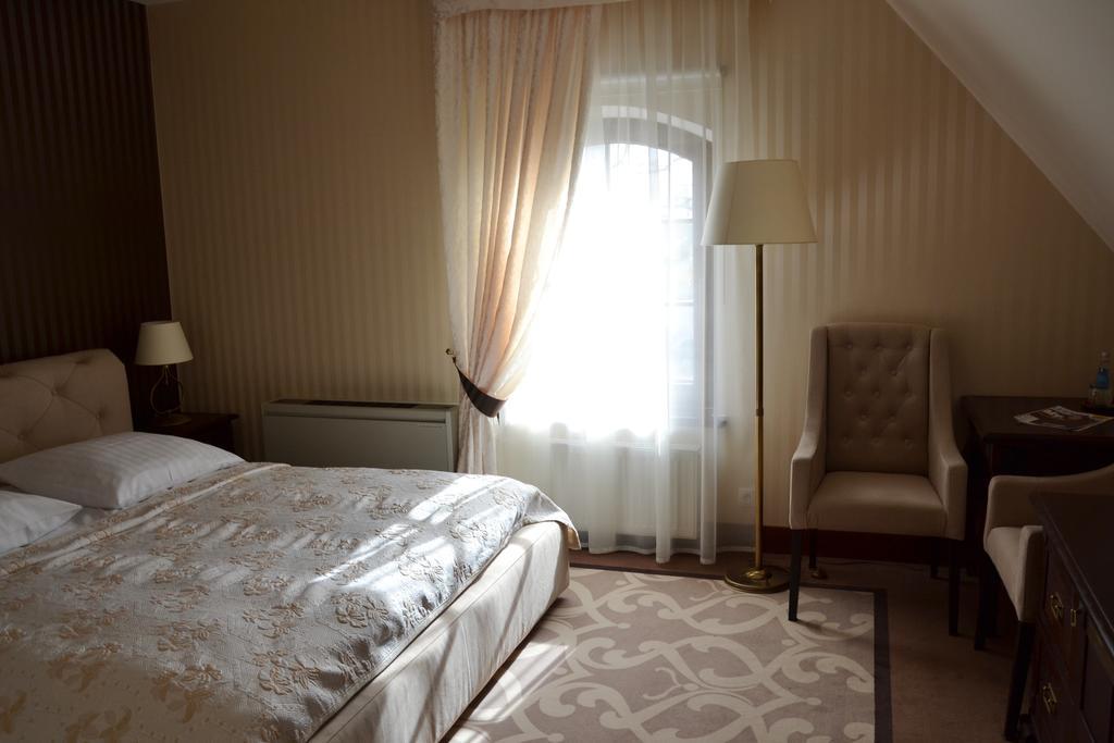 Hotel Nowodworski 莱格尼察 外观 照片