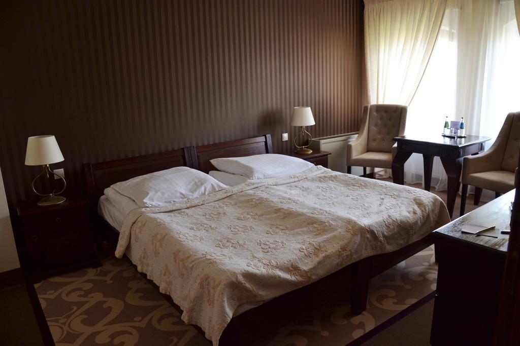 Hotel Nowodworski 莱格尼察 外观 照片
