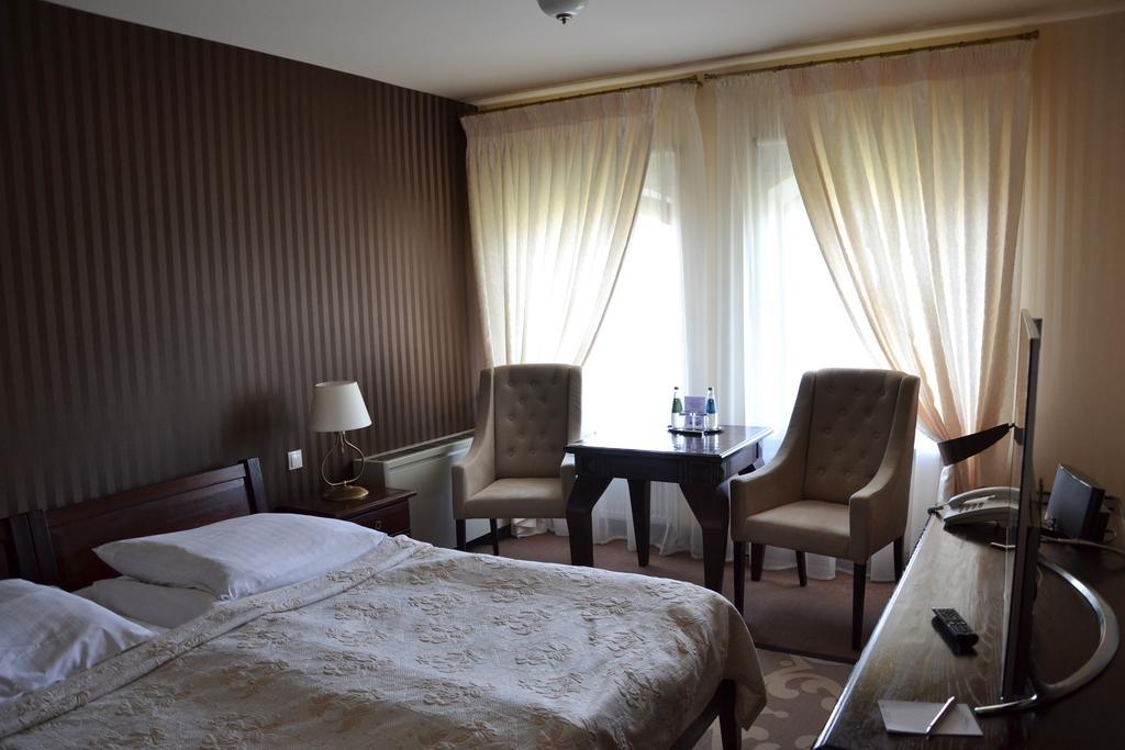 Hotel Nowodworski 莱格尼察 外观 照片