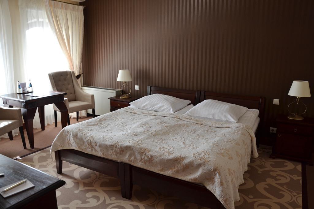 Hotel Nowodworski 莱格尼察 外观 照片