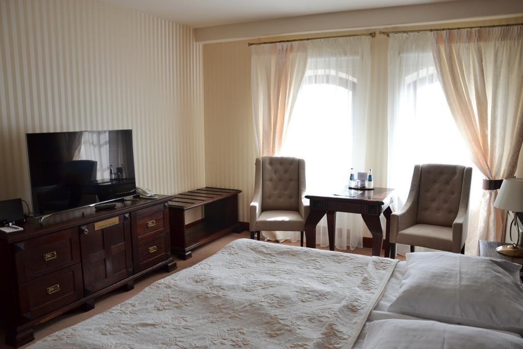Hotel Nowodworski 莱格尼察 外观 照片