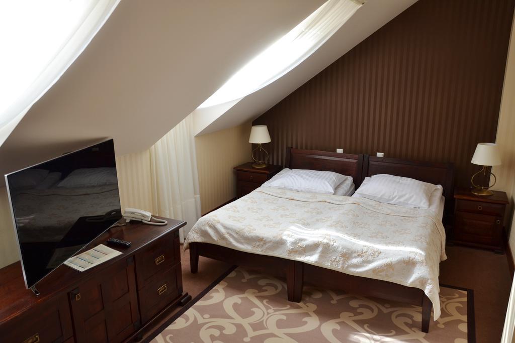 Hotel Nowodworski 莱格尼察 外观 照片